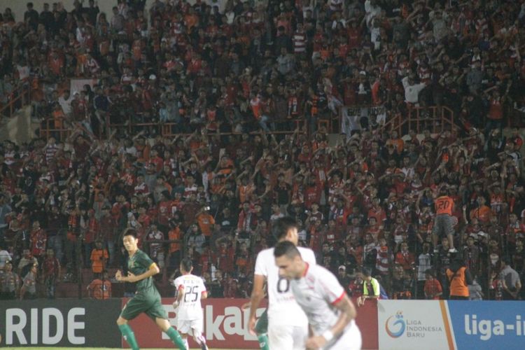 Ribuan The Jakmania hadir untuk memberikan dukungan bagi Persija Jakarta yang melawan PS Tira di Stadion Sultan Agung, Bantul, Jumat (8/6/2018). 