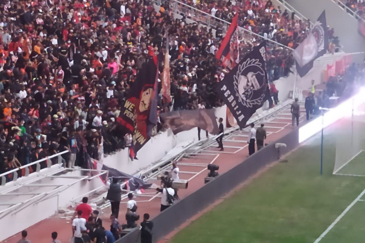 Batas tribun Jakarta International Stadium (JIS) jebol saat grand launching stadion pada Minggu (24/7/2022) sekitar pukul 17.42 WIB. Pembatas tribun tersebut berbahan besi.