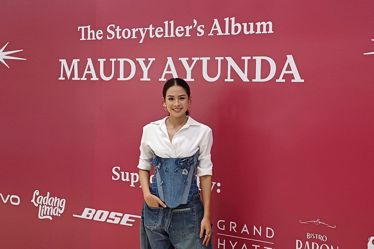 Penyanyi Maudy Ayunda usai konferensi pers album studio keempatnya, Pada Suatu Hari di Plaza Indonesia, Jakarta Pusat, Selasa (3/12/2024).