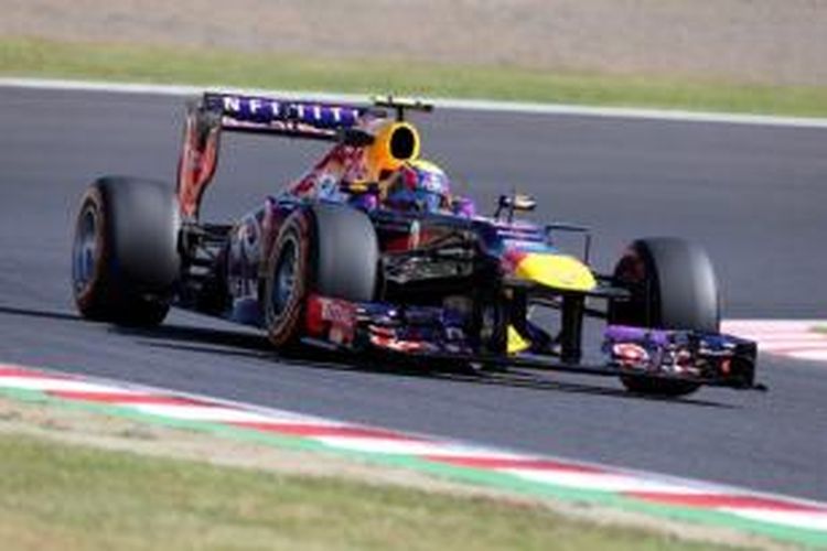 Pebalap Red Bull, Mark Webber, memacu mobilnya pada sesi kualifikasi GP Jepang di Sirkuit Suzuka, Sabtu (12/10/2013).