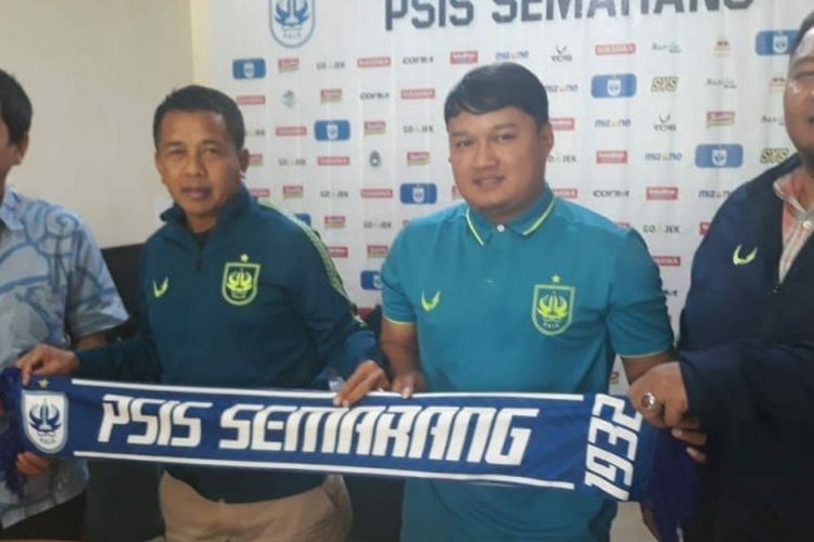 Jafri Sastra (kedua dari kiri), saat diperkenalkan sebagai pelatih baru PSIS Semarang dalam konferensi pers di Mes PSIS, Kamis (23/8/2018).