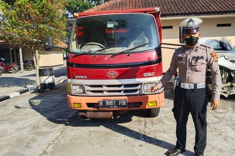 Pemotor tewas terlindas truk di Jalan Raya Bandung-Cirebon, Selasa (13/6/2023). Dok. Polres Sumedang/KOMPAS.com