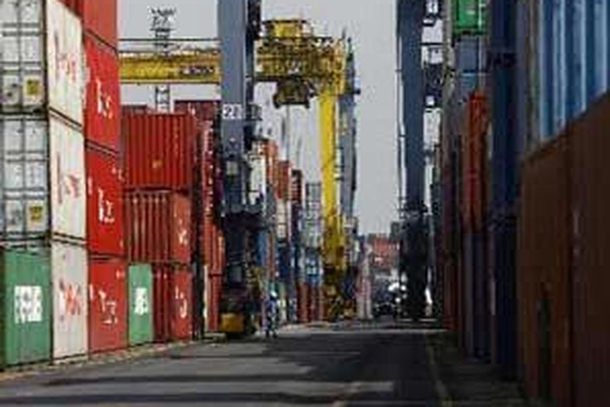 Bongkar muat peti kemas di Jakarta International Container Terminal, Pelabuhan Tanjung Priok, Jakarta Utara.