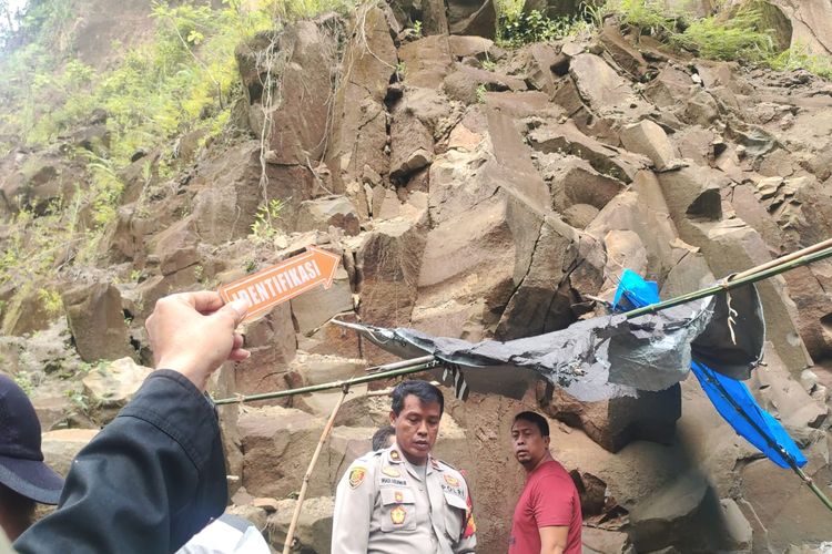 Petugas saat melakuka olah TKP di pinggir aliran Sungai Petanu, Desa Batuan, Sukawati, Gianyar, Bali, Minggu (17/4/2022)./Dok. Humas Polsek Sukawati