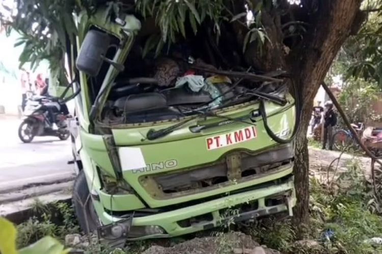 Truk menghindari orang yang mengadang jalan 