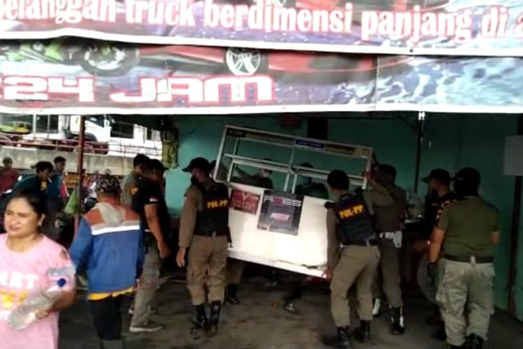 Satpol PP Kota Semarang saat melakukan pembongkaran di Fly Over Tanjung Emas Semarang. Senin (19/12/2022)