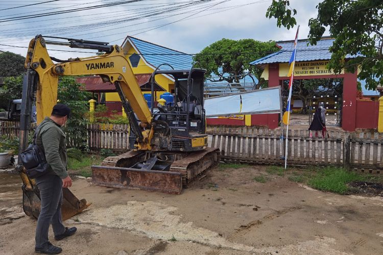 Escavator yang digunakan untuk menambang pasir pantai di pulau Sebatik Nunukan Kaltara, diamankan Polisi