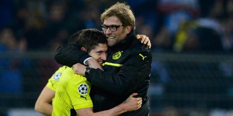 Striker Borussia Dortmund dari Polandia, Robert Lewandowski (kiri), merayakan kemenangan timnya atas Malaga bersama Pelatih Juergen Klopp dalam laga perempat final kedua Liga Champions di Stadion Signal Iduna Park, Selasa (9/4/2013). Dortmund akhirnya menang 3-2 dan itu menjadi skor agregat perempat final kedua tim, sekaligus mengantarkan Dortmund ke semifinal Liga Champions. 