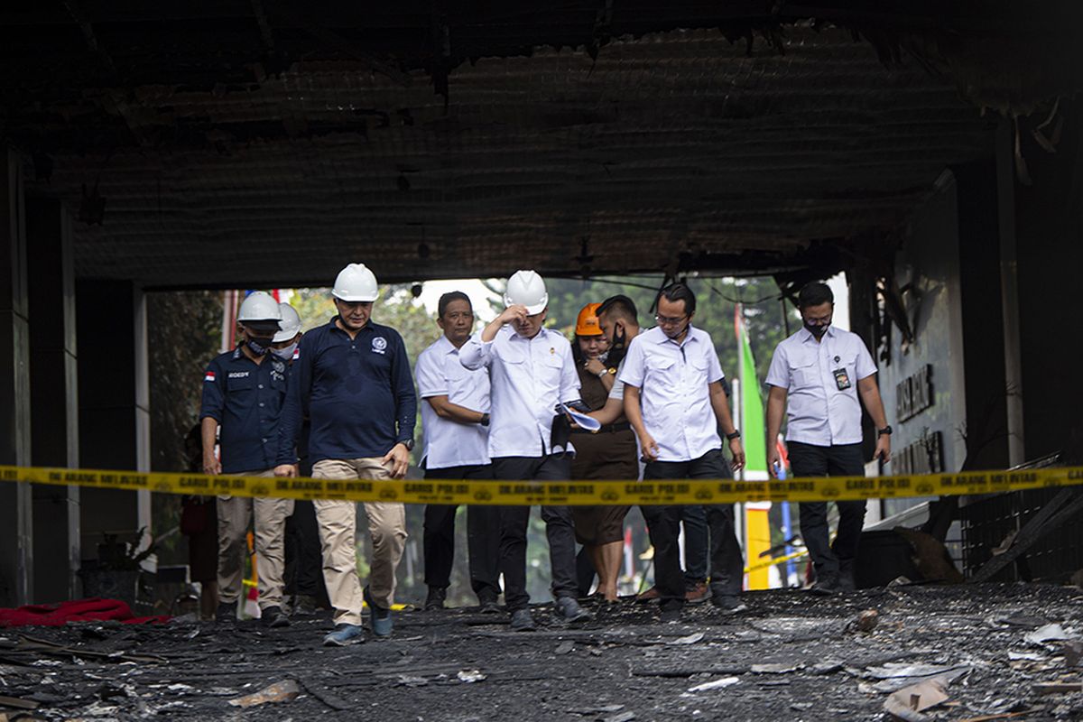 Kepala Pusat Laboratorium Forensik (Puslabfor) Mabes Polri Brigjen Pol Ahmad Haydar (kedua kiri) bersama jajarannya berjalan usai melakukan olah tempat kejadian perkara (TKP) kebakaran gedung utama Kejaksaan Agung di Jakarta, Senin (24/8/2020). Tahap awal olah TKP dilakukan dengan memeriksa konstruksi bangunan yang terbakar dan bila dipastikan aman akan dilanjutkan olah TKP di titik api untuk mengetahui penyebab kebakaran.