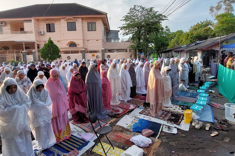 Jamaah shalat Idul Fitri 1445 H di Jalan Raya Walet, Sukun, Malang, pada Rabu (10/4/2024). 