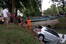 Diduga Sopir Hilang Kendali, Mobil Tercebur ke Kali di Bintaro