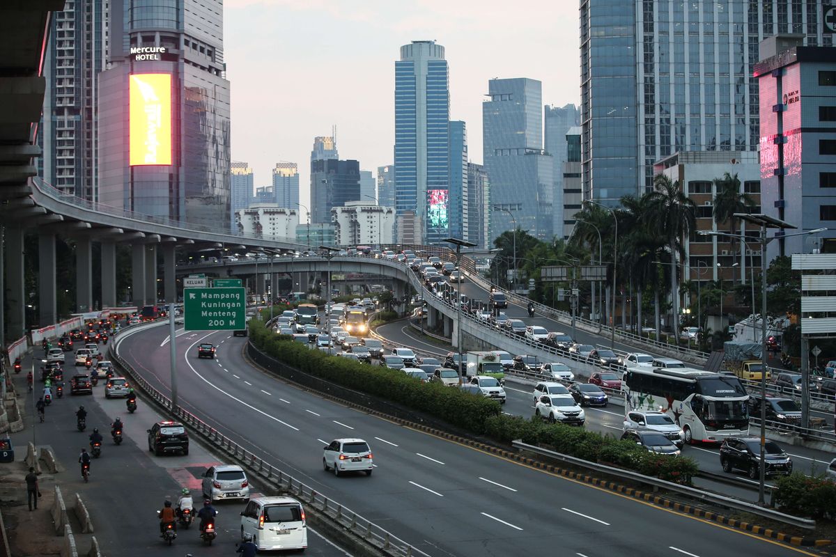 Lalu lintas kendaraan di Tol Dalam Kota Jakarta tampak padat pada jam pulang kerja di hari ketiga pemberlakuan pembatasan sosial berskala besar (PSBB) tahap dua, Rabu (16/9/2020). Pembatasan kendaraan bermotor melalui skema ganjil genap di berbagai ruas Ibu Kota resmi dicabut selama PSBB tahap dua.