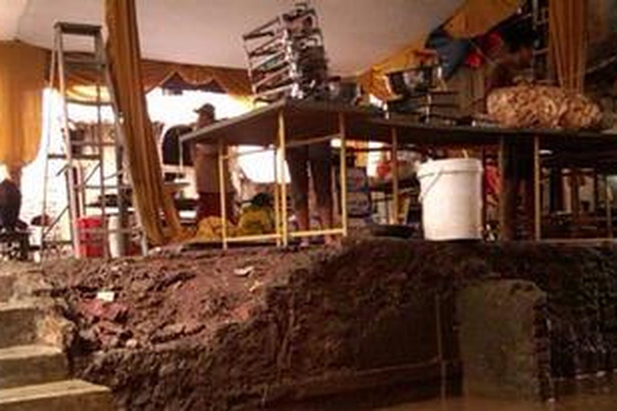 Situasi sebuah lapangan di RT 04 RW 03, Kampung Pulo, Jatinegara, Jakarta Timur yang masih terendam banjir. Rencananya, di lapangan tersebut akan dilangsungkan pernikahan salah satu warga.