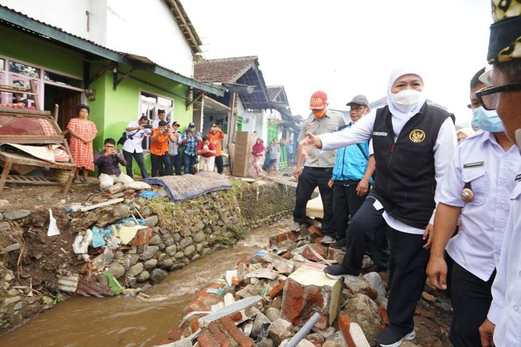 Gubernur Jawa Timur saat meninjau banjir bandang di Kalibaru Banyuwangi 