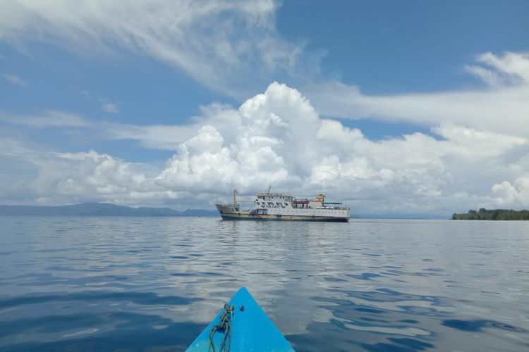 Kapal Sabuk Nusantara menabrak karang