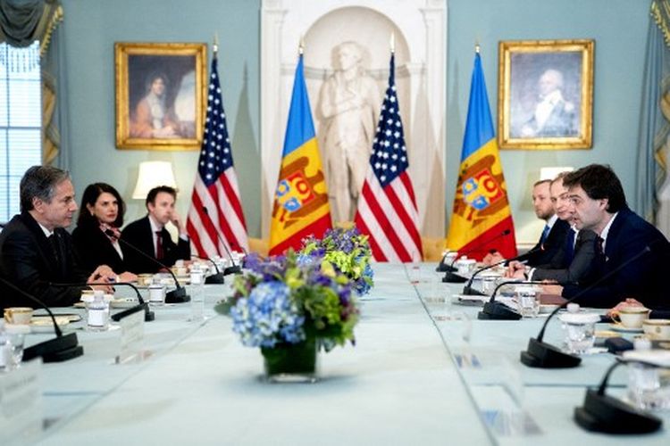 Menteri Luar Negeri AS Antony Blinken (kiri) menjadi tuan rumah pertemuan bilateral dengan Menteri Luar Negeri Moldova Nicu Popescu (kanan) di Departemen Luar Negeri di Washington, DC, pada 18 April 2022.