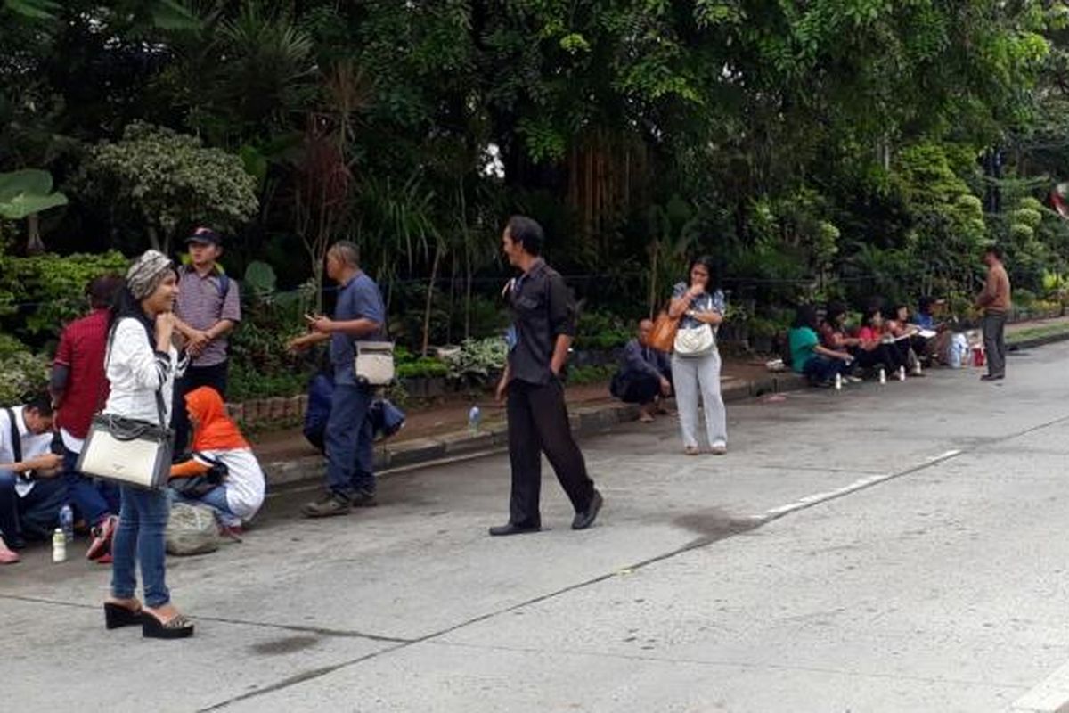 Massa pendukung terdakwa kasus dugaan penodaan agama Basuki Tjahaja Purnama atau Ahok yang hadir di luar sidang di Jalan RM Harsono, Ragunan, Jakarta Selatan hingga menjelang Senin (13/2/2017) siang ini sedikit. 