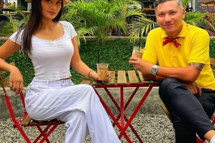 Erika Carlina kerap menampilkan beragam style menarik, mulai dari sporty sampai feminin. Contek gayanya untuk meningkatkan penampilanmu.