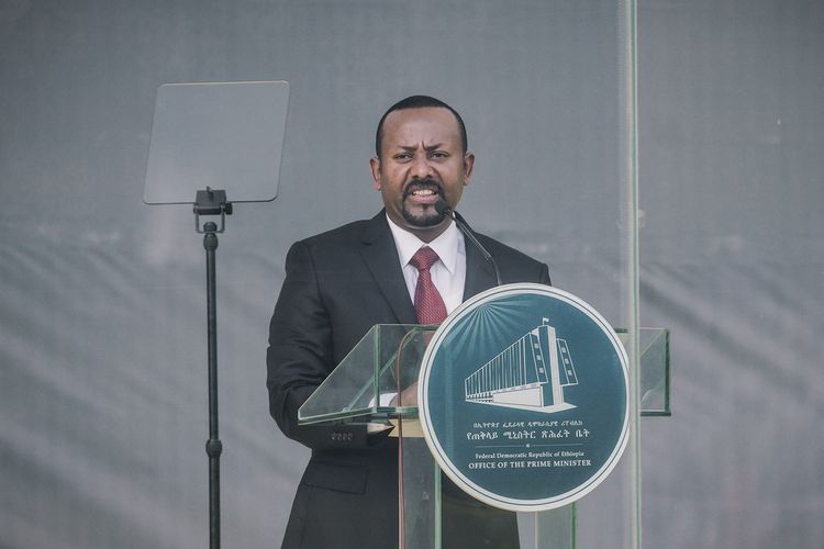 Perdana Menteri Ethiopia Abiy Ahmed saat berpidato kepada rakyatnya setelah disumpah menjabat selama lima tahun lagi, di Meskel Square, Addis Ababa, 4 Oktober 2021.