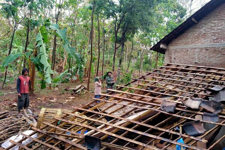 Hujan deras disertai angin kencang membuat dua rumah warga di Ngawi roboh dan belasan lainnya rusak, Selasa (22/9/2020).