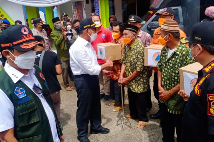Menko PMK Muhajir Efendi saat memberikan bantuan sembako ke warga disela kunjungan ke Pos Pam Mudik Polres Garut di Kecamatan Limbangan, Jumat (29/04/2022)