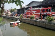 Hindari Motor, Angkutan Wira Wiri Tercebur ke Sungai Rungkut Surabaya