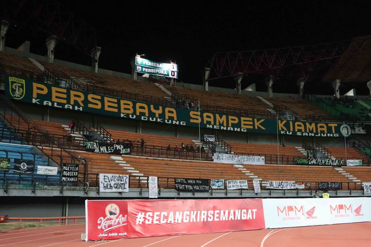 Suporter mengosongi tribun utara saat Persebaya Surabaya melawan Persipura Jayapura pada Pekan 12 Liga 1 2019 yang berakhir dengen skor 1-0 di Stadion Gelora Bung Tomo Surabaya, Jawa Timur, Jumat (02/08/2019) malam. 