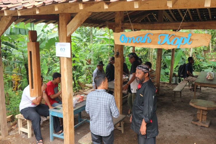 Omah Kopi, salah satu tempat yang disiapkan warga Kampung Adat Segunung, Wonosalam, Kabupaten Jombang, Jawa Timur, untuk menjamu tamu yang ingin menikmati minum kopi di pedesaan.