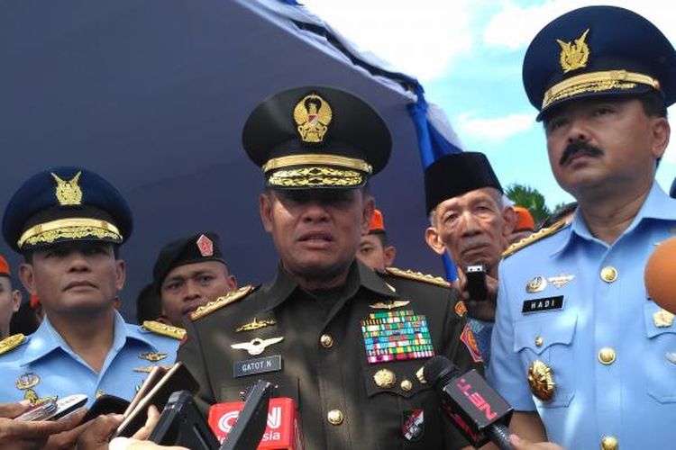 Panglima TNI Jenderal Gatot Nurmantyo bersama KSAU Marsekal TNI Tjahjanto dan Marsekal Agus Supriatna di Lanud Halim Perdanakusuma, Jakarta, Jumat (20/1/2017)