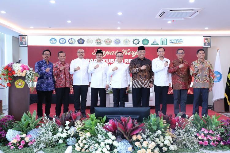 Menpan-RB Abdullah Azwar Anas saat membuka Rapat Kerja Paguyuban Rektor PTN Jawa Timur Tahun 2024 di UPN Veteran Jawa Timur, Senin (2/9/2024).