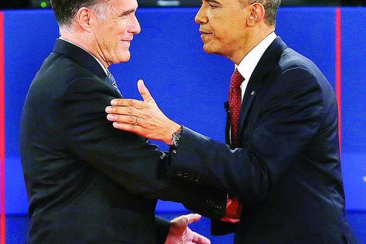 Calon presiden AS dari Partai Republik, Mitt Romney (kiri), berjabat tangan dengan Presiden Barack Obama seusai acara debat capres kedua di Universitas Hofstra, New York, Selasa (16/10).