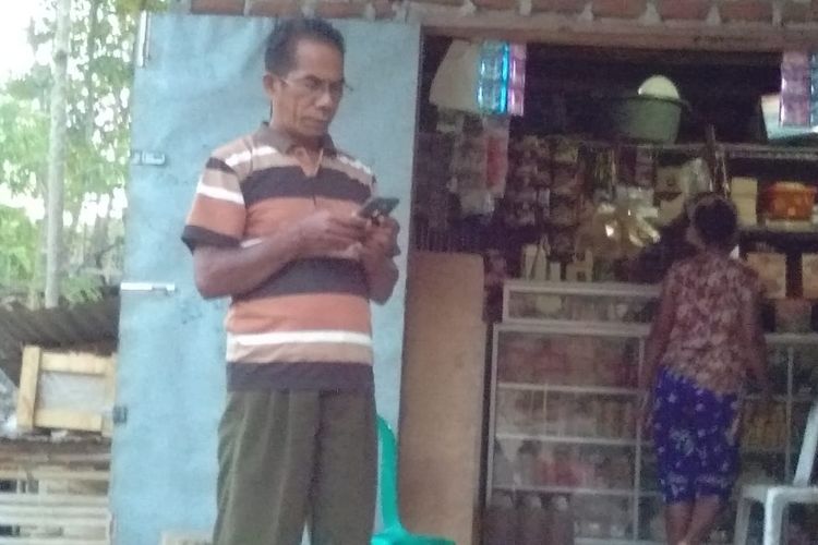 Jorovicus Lake (54) penjual pulsa Telkomsel di Perbatasan Timor Leste