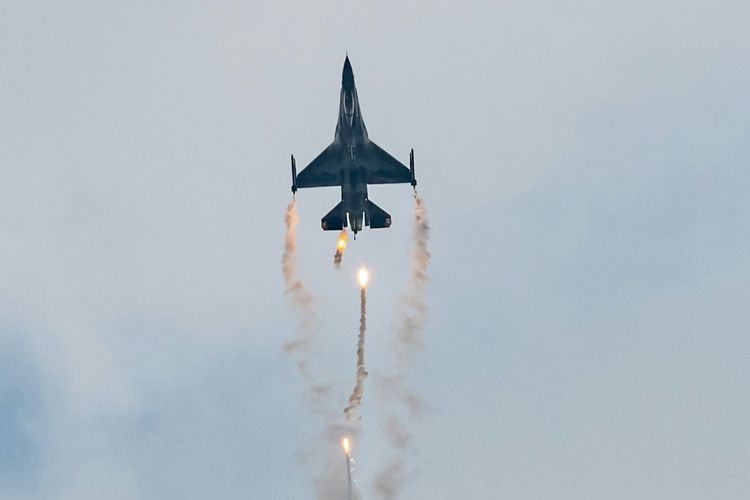 Jet Tempur Tuju Rumah Donald Trump, Tembakkan Suar