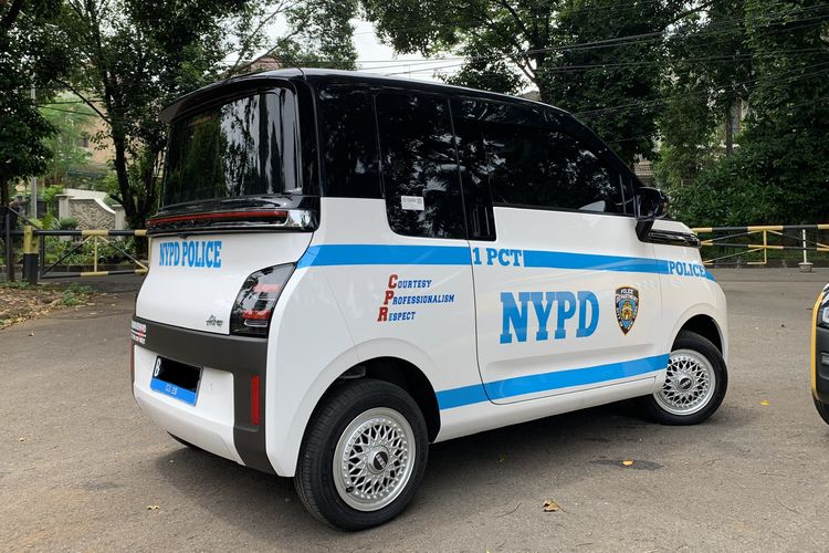 Modifikasi Wuling Air ev menggunakan decal kepolisian New York