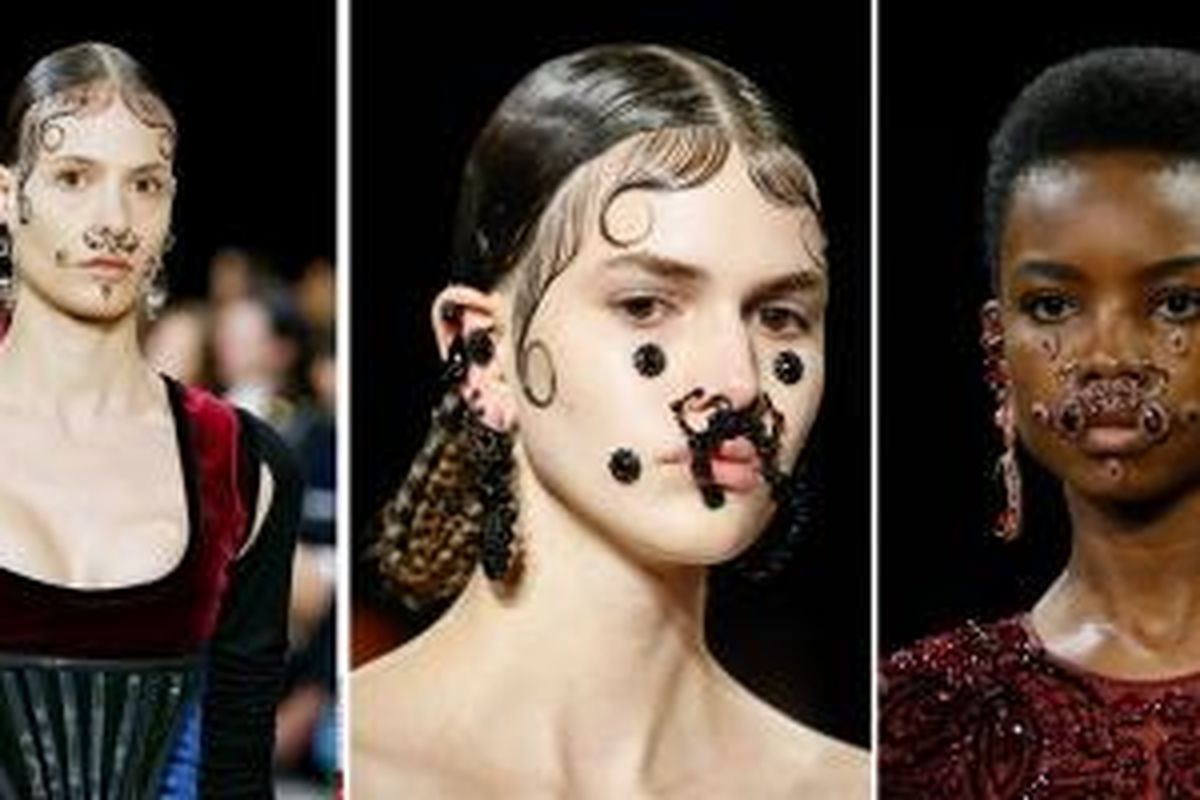 Pada pergelaran busana Pekan Mode Paris 2015, rumah mode Givenchy pamerkan koleksi perhiasaan dengan cara tak biasa