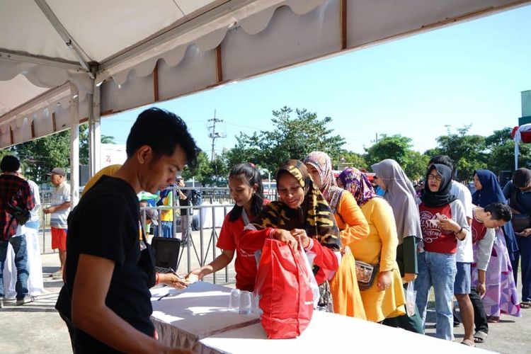 Pembagian sembako pada kegiatan Festival Merdeka Pertamina, Minggu (18/8/2019) di Tuban.