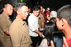 Gibran Kunjungi Permukiman Padat di Makassar, Bagi-bagi Susu dan Buku Tulis