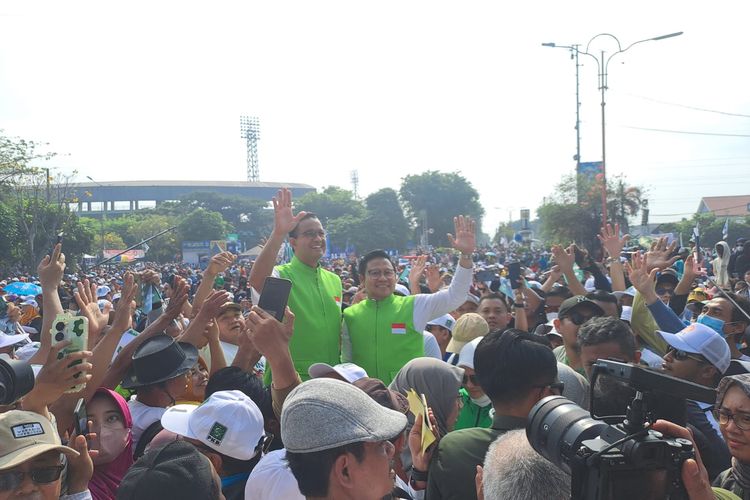 Bakal capres dan cawapres Koalisi Perubahan Anies Baswedan-Muhaimin Iskandar (Cak Imin) saat jalan pagi di Jalan Pahlawan, Sidoarjo, Jawa Timur, Minggu (15/10/2023). 