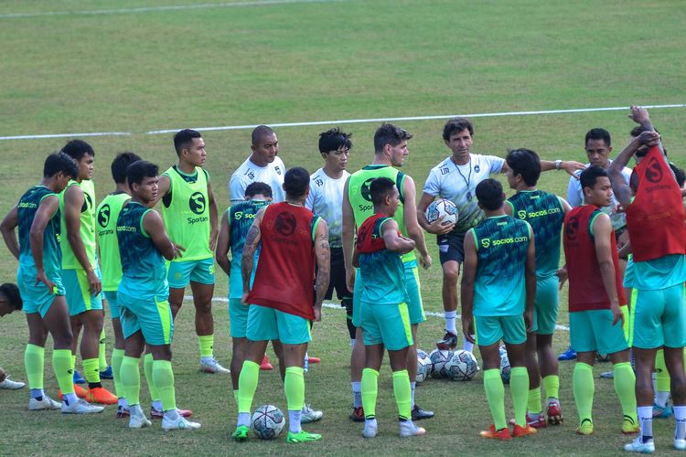 Luis Milla pelatih Persib ditemani para asistennya tengah memberi arahan kepada pemain dalam sesi latihan Jumat (2/9/2022) di Stadion Persib, Sidolig, Bandung.