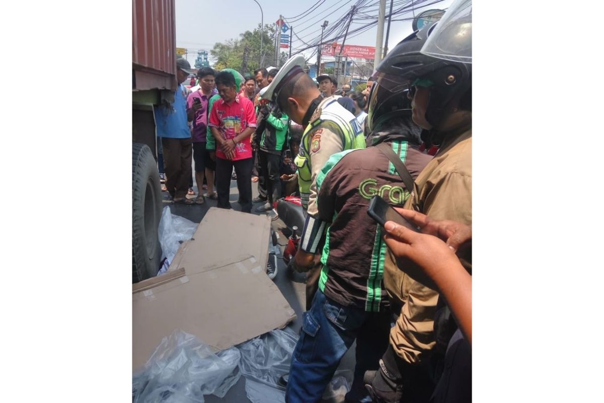 Dua pelajat tewas usai terlindas truk di Jalan Raya Bekasi, Cakung, Jakarta Timur, Kamis (28/11/2019).