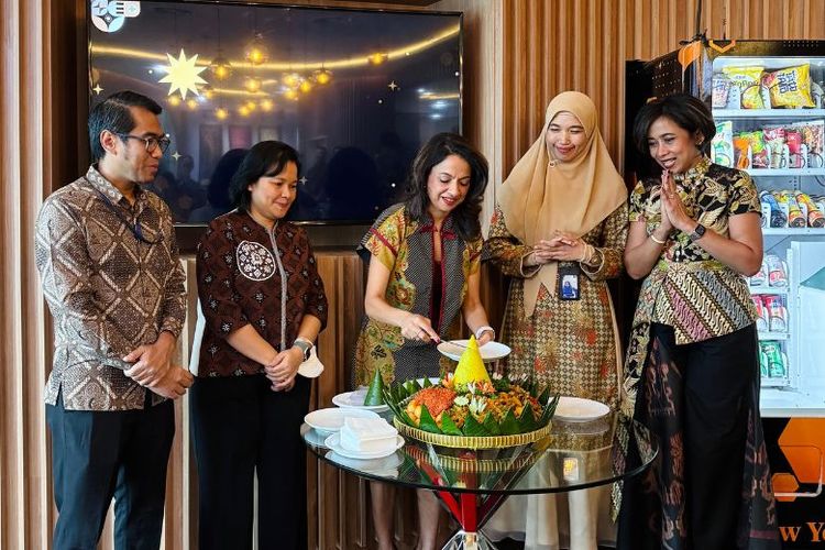 Bukit Rahardjo, Direktur AXA Financial Indonesia; Arta Magdalena, Direktur AXA Financial Indonesia; Niharika Yadav, Presiden Direktur AXA Financial Indonesia; Cicilia Nina, Direktur AXA Financial Indonesia saat pemotongan tumpeng pada Opening Walk-In Centre Terbaru di AXA Tower. 