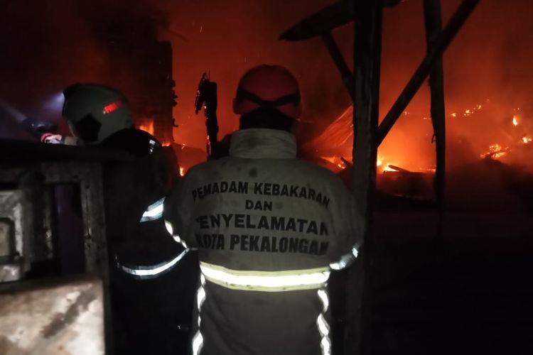 Rumah Produksi Batik di Pekalongan Terbakar, Damkar Berjibaku 4 Jam Padamkan Api