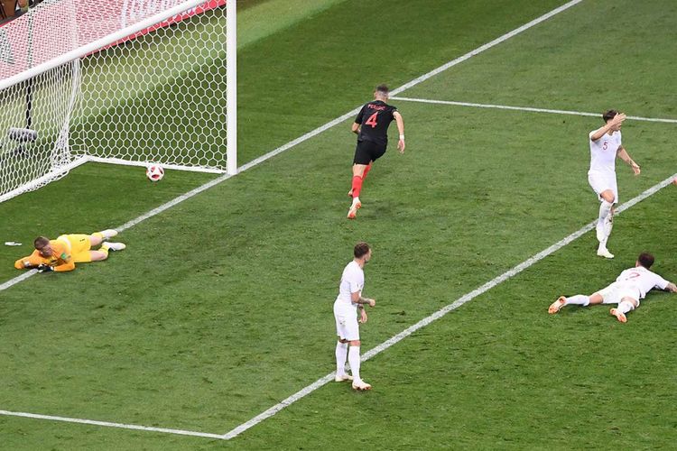 Pemain Kroasia Ivan Perisic (tengah) usai mencetak gol ke gawang Inggris pada laga babak semifinal di Luzhniki Stadium, Rabu (11/7/2018) atau Kamis dini hari WIB. Kroasia melaju ke babak final Piala Dunia usai mengalahkan Inggris dengan skor 2-1.