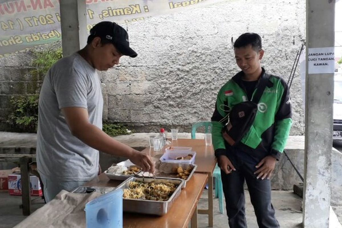 Warga Perumahan Sinar Pamulang, Tangerang Selatan turut ambil sikap ditengah pandemi Covid-19 dengan mendirikan dapur umum. Dapur umum tersebut didirikan sejak Minggu (5/4/2020).