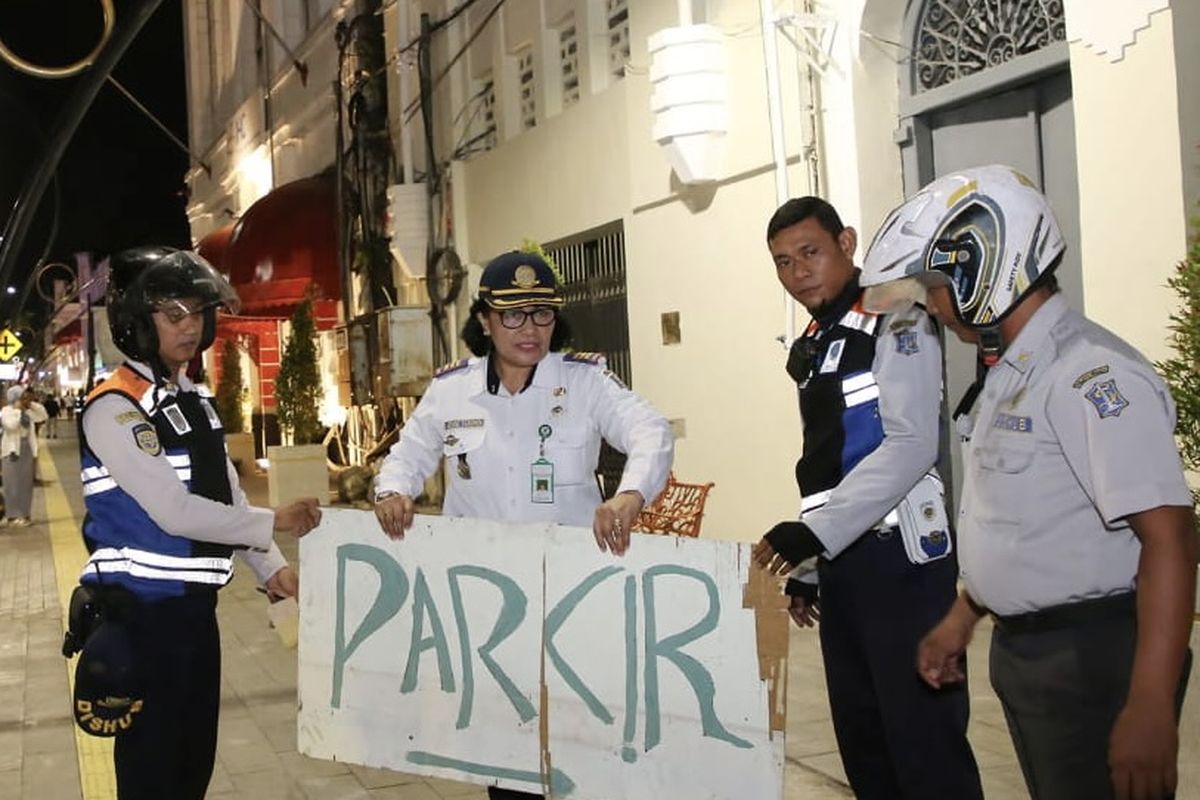 Dishub Surabaya saat sidak jukir liar di kawasan Wisata Kota Lama, Jumat (12/7/2024).