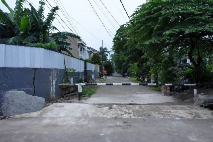 Tembok sepanjang 10 meter di wilayah RW 010 Kelurahan Pondok Bambu, Kecamatan Duren Sawit, Jakarta Timur, kini dibongkar.