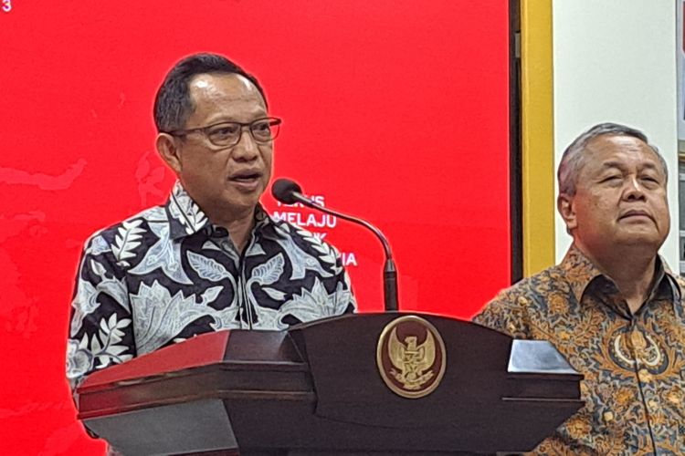 Menteri Dalam Negeri Tito Karnavian memberikan keterangan pers di Kompleks Istana Kepresidenan, Jakarta, Kamis (31/8/2023).