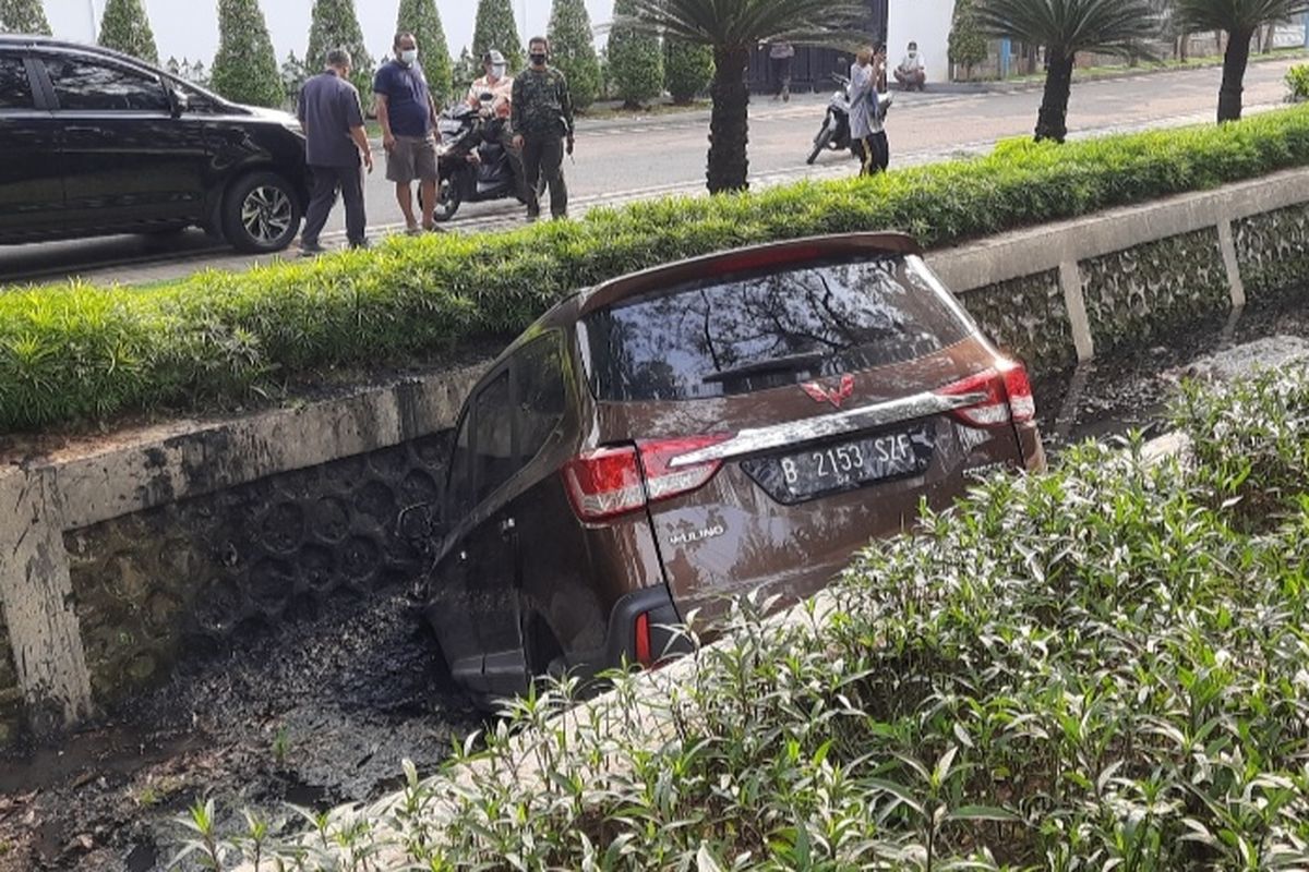 Mobil Wuling bernomor polisi B 2153 SFZ terperosok ke selokan di Jalan Pulomas Raya, Kayu Putih, Pulogadung, Jakarta Timur, Senin (20/9/2021) sore.