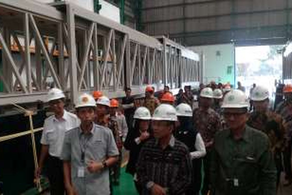 Menteri Perindustrian Saleh Husin melakukan kunjungan ke pabrik yang memproduksi Garbarata (jembatan penumpang antara ruang tunggu dan pesawat) di PT Bukaka Teknik Utama. Cibubur, Bogor, Jawa Barat, Senin (2/05/2016).