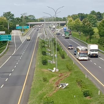 Caption: Suasana arus lalu lintas kendaraan di Tol Cipali KM 110 Cilameri Subang. (Foto: Ahya Nurdin/Kompas.com)